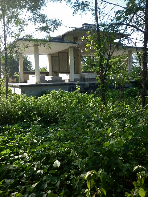 Khu[-]mộ[-]dòng[-]dọ[-]Trần[-]Trinh[-]nhìn[-]từ[-]bên[-]ngoài.